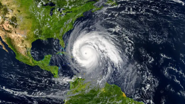 Ilustrasi badai tropis mendekati AS