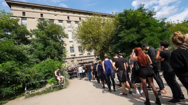 Berghain adalah salah satu dari banyak klub di Berlin yang memiliki kebijakan ketat dilarang berfoto.