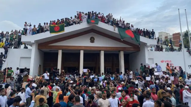 সোমবার বাংলাদেশের প্রধানমন্ত্রী কার্যালয় ও বাসভবন গণভবন আন্দোলনকারীরা দখল করে নিয়েছিল