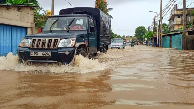 යාපනය නගරය ද අධික වැසි තත්ත්වය නිසා ජලයෙන් යටවී පවතී