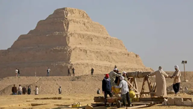 স্টেপ পিরামিডের কাছেই চলছে প্রত্নতাত্ত্বিক খননকাজ