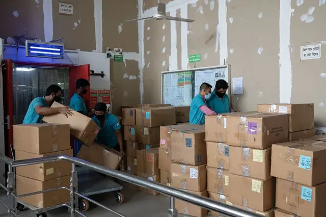 বাংলাদেশের নারায়ণগঞ্জের একটি গার্মেন্ট কারখানা থেকে বিদেশে অর্ডার পাঠানোর প্রস্তুতি চলছে