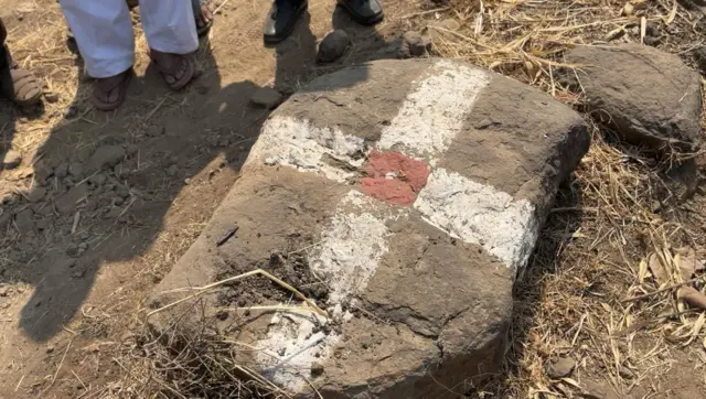 जमीन अधिग्रहणासाठी केल्या गेलेल्या खुणा