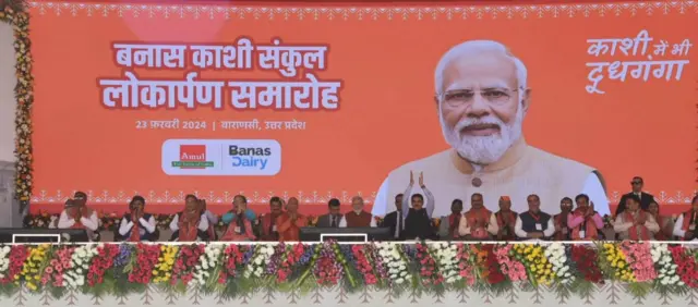 વારાણસીમાં બનાસ ડેરીના મિલ્ક પ્રોસેસિંગ યુનિટના ઉદ્દઘાટન દરમિયાન વડા પ્રધાન નરેન્દ્ર મોદી