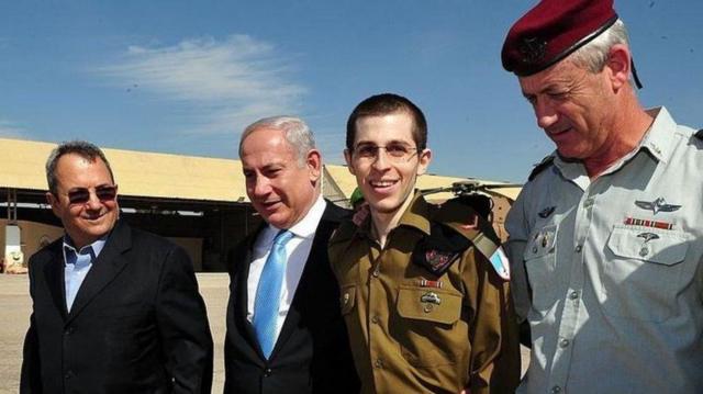 En octobre 2011, le Premier ministre israélien Benjamin Netanyahu a salué le soldat Gilad Shalit après sa libération par le Hamas.