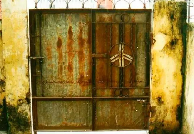 Biểu tượng hòa bình vẫn còn trên cánh cổng khi tác giả trở lại ngôi nhà xưa vào năm 1997