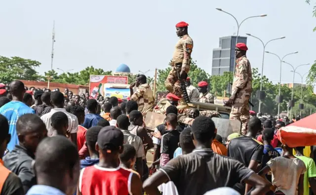 Les militaires ont pris le pouvoir le 26 juillet 2023 promettant une transition n'excédant pas trois ans et une lutte efficace contre les groupes armés terroristes.