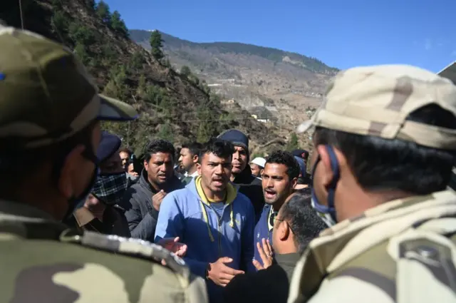 विरोध प्रदर्शन करते परिजन 