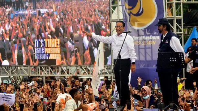 Calon presiden nomor urut 1 Anies Rasyid Baswedan (kiri) bersama Ketua Umum Partai Nasdem Surya Paloh (kanan) memenghadiri kampanye akbar Partai Nasdem di Pare Pare, Sulawesi Selatan, Selasa (6/2/2024).