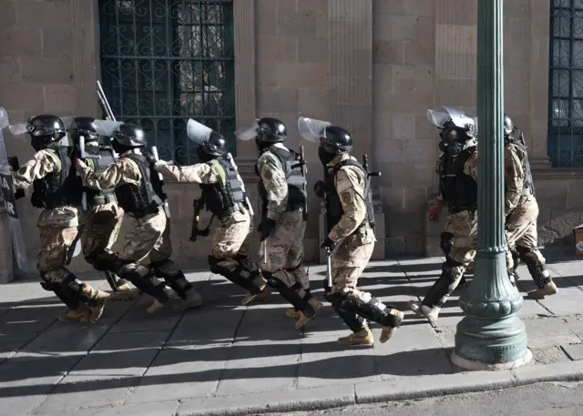 Militares bloqueando el acceso a la plaza Murillo.