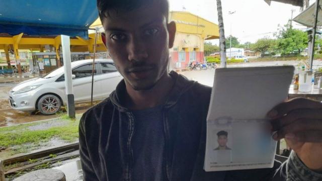 Laki-laki India yang jadi korban perdagangan manusia di Myanmar berfoto dengan paspornya.