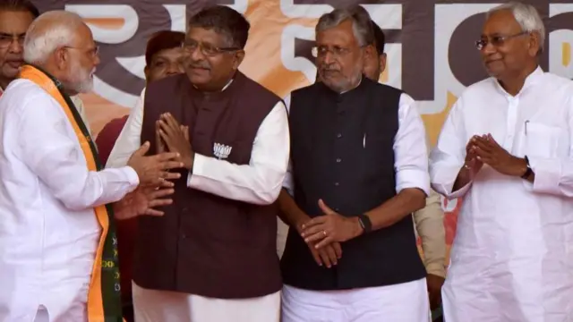 भाजपा नेता रविशंकर प्रसाद से मिलते प्रधानमंत्री नरेंद्र मोदी