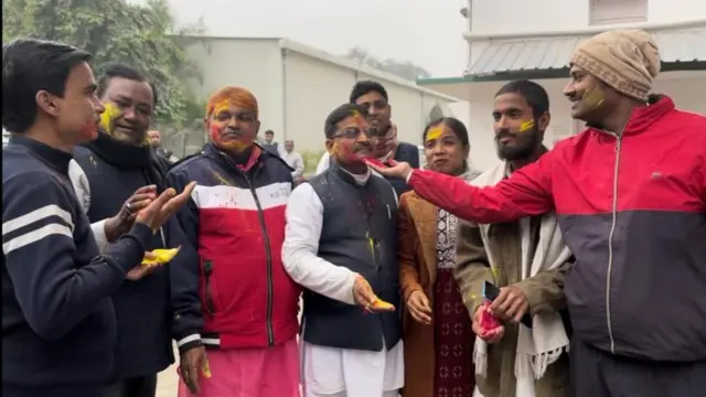 पटना में जश्न मनाते जेडीयू के कार्यकर्ता