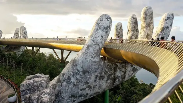 Photo de la Golden Bridge de Da Nang. Un pont tenu par une main géante