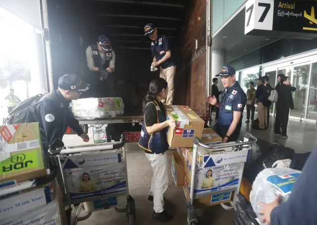 ဧပြီလ ၁၃ ရက်မှာ ရန်ကုန်လေဆိပ်ကို ရောက်လာတဲ့ မြန်မာငလျင်မှာဆေးကုသမှုပေးမယ့် JDR အဖွဲ့ဝင် ဒုတိယအသုတ်