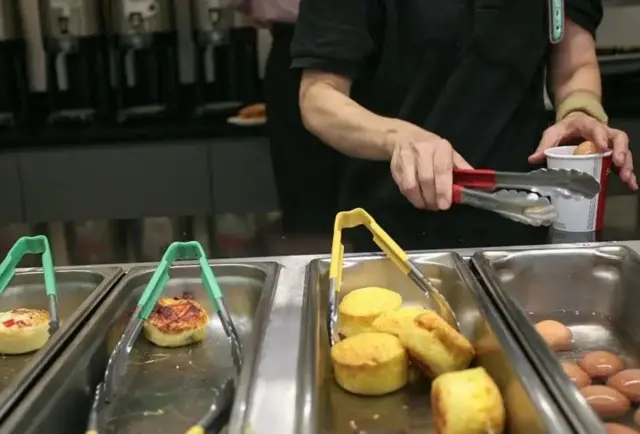 L'Organisation mondiale de la santé avertit que la consommation d'aliments transformés peut augmenter le risque de cancer colorectal.