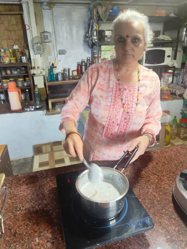 चम्सुरको खिर बनाउँदै