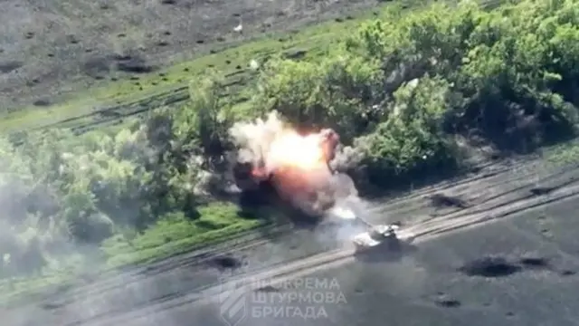  Video iliyotolewa na jeshi la Ukraine inadai kuonyesha gari la kijeshi karibu na Bakhmut. BBC haijathibitisha tarehe ya picha hiyo