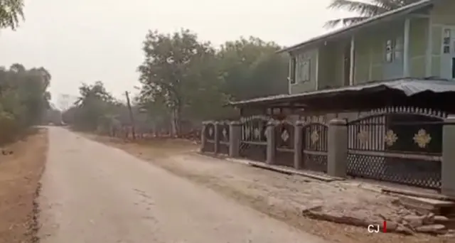 ရွာထဲ လူမရှိသလောက်ဖြစ်နေ