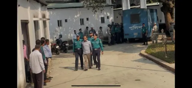 পুলিশের সাবেক কর্মকর্তা মো. জসিমউদ্দিন মোল্লাকে ট্রাইব্যুনালে (পুরোনো ছবি)