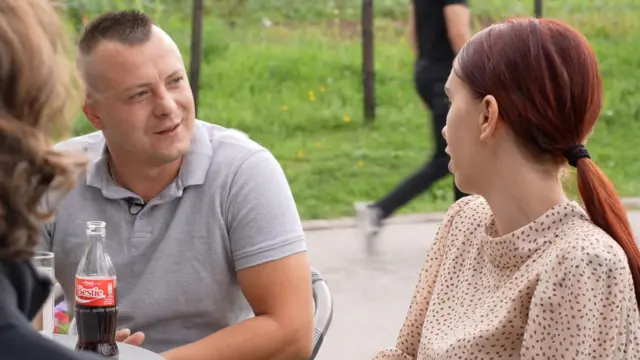 Чоловік і жінка на терасі кафе