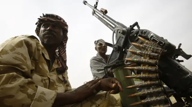 Wapiganaji wa RSF wakiwa wameketi kwenye gari lililokuwa na bunduki inayoonyesha risasi katika jiji la Nyala, kusini mwa Darfur, tarehe 3 Mei 2015.