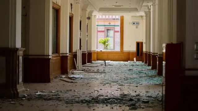 ငလျင်ဒဏ်ခံရပြီးနောက် မှန်ကွဲစတွေ၊ အပျက်အစီးတွေနဲ့တွေ့ရတဲ့ လွှတ်တော် အဆောက်အအုံတစ်နေရာ