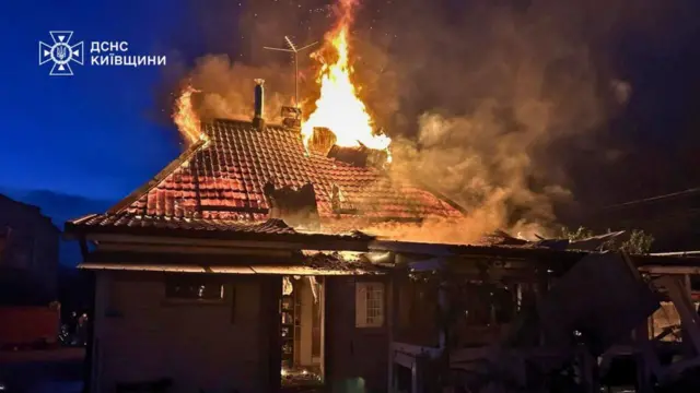 Палає будинок на Київщині після атаки