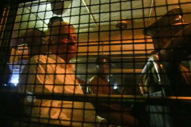 သမ္မတတာဝန်နဲ့ သွားခဲ့တဲ့ ပြည်ပခရီးစဉ်တွေနဲ့ ဆက်စပ်ပြီး အမှုသုံးမှုနဲ့ စွပ်စွဲခံထားရတာဖြစ်ပါတယ်။ 