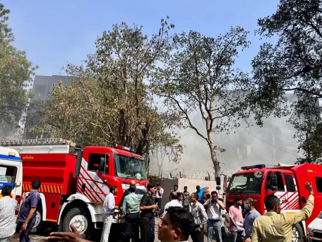 अहमदाबादमध्ये मोठा विमान अपघात, एअर इंडियाचे प्रवासी विमान कोसळले