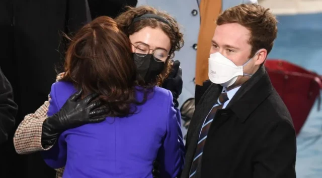 குழந்தைகளுடன் கமலா ஹாரிஸ் 