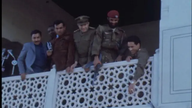 শালিমার গার্ডেনসের ব্যালকনিতে মুয়াম্মার গাদ্দাফি (সর্ব ডানে)। এই ব্যালকনিতেই শেখ মুজিব ও জুলফিকার আলী ভুট্টোর হাত তুলে ধরেন মি. গাদ্দাফি।  