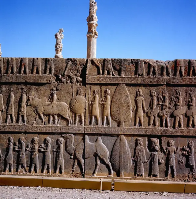 Apadana en Persépolis: Procesión de las delegaciones de las naciones vasallas del Imperio aqueménida con ofrendas.