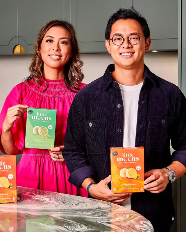 Vivien Wong 與 Howard Wong 手持 Little Moons 盒裝產品