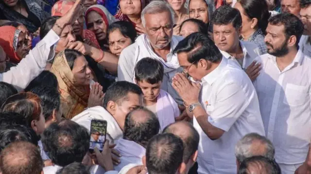 केन्द्रीय मन्त्री सीआर पाटिल पहलगाम हमलामा मारिएका शैलेशभाइ कलाठियाको घरमा पुगेका थिए