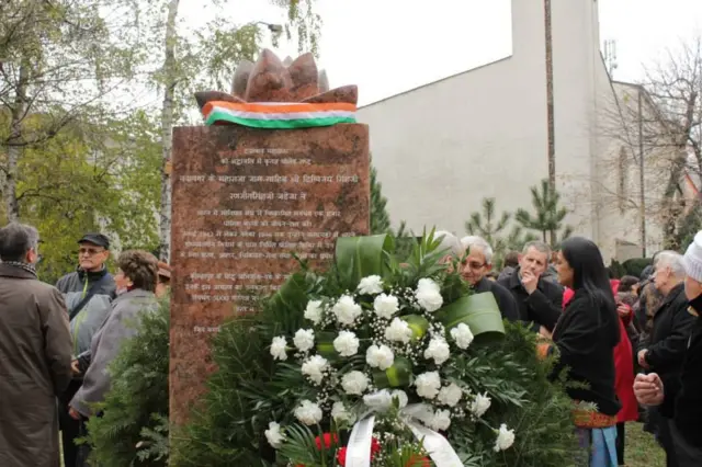 વોર્સો ખાતેનું સ્મારક અને પાર્કની તસવીર 