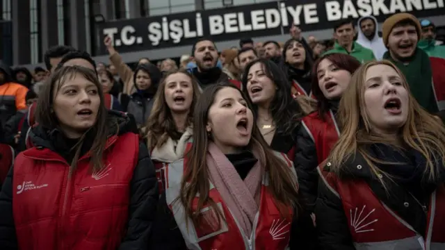 Soruşturma ve gözaltı işlemlerini protesto eden genç Şişli Belediyesi çalışanları