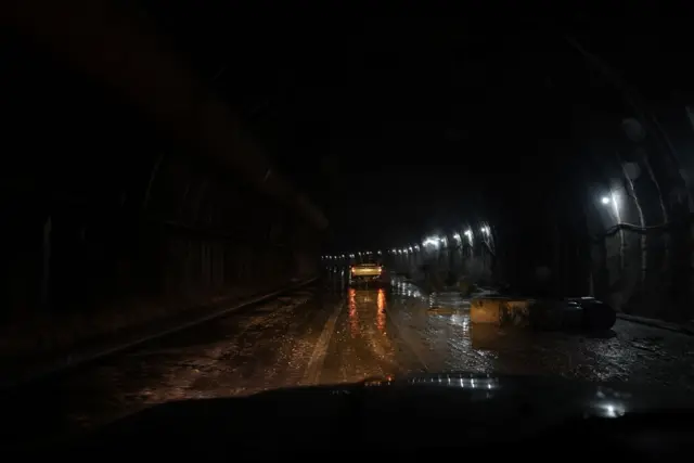 महादेवटार सुरुङमा दायाँ र बायाँ दुवैतर्फ सुरुङ रहेका छन्। उक्त निर्माणाधिन अध्याँरो सुरुङभित्र सवारी गुढीरहेको दृश्य।