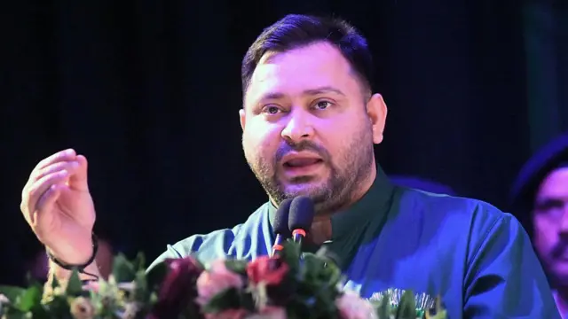 चुनाव आयोग ने तेजस्वी यादव को वोटर आईडी कार्ड के लिए जारी किया नोटिस - BBC News हिंदी
