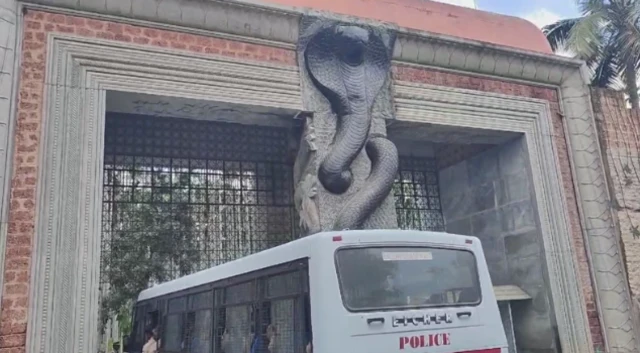 कोयंबत्तूर के वेल्लिंगिरी में ईशा योग केंद्र में पहुंची पुलिस