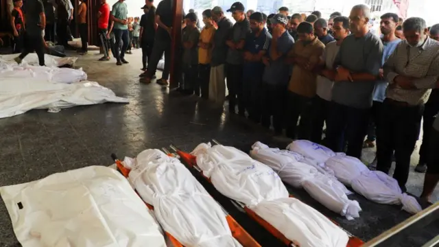 নিহত কয়েকজনের মরদেহ আল-আহলি হাসপাতালে, জানাজা পড়ছেন কয়েকজন