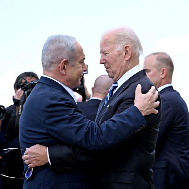 El primer ministro israelí, Benjamin Netanyahu, abraza al presidente estadounidense, Joe Biden.