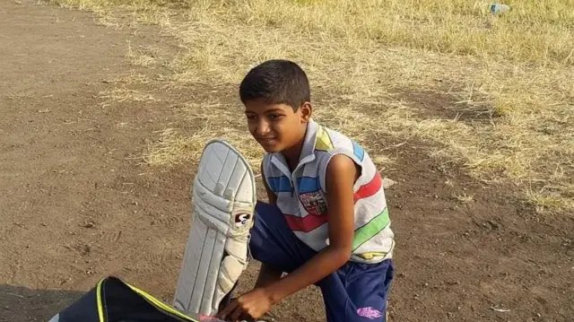 सचिन लहान असताना सरावासाठी तयार होताना त्याच्या वडिलांनी टिपलेला हा क्षण.