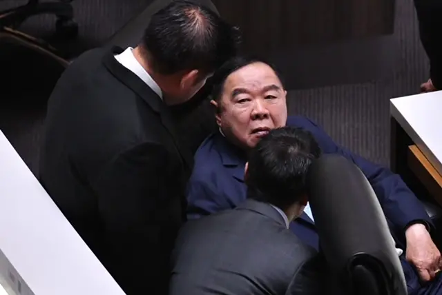 ส.ส. พากันเข้ามาสวัสดีและพูดคุยกับ พล.อ.ประวิตร วงษ์สุวรรณ ส.ส.บัญชีรายชื่อ หนึ่งเดียวของพรรคพลังประชารัฐ