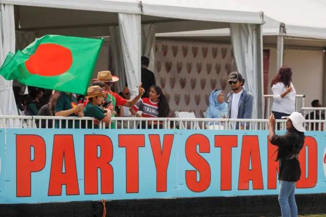 পারফরম্যান্স খারাপ কিন্তু সমর্থনের কমতি নেই বাংলাদেশের