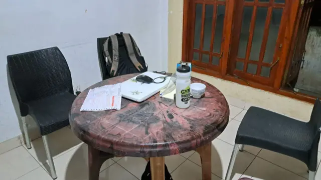 නිවස කාමර කිහිපයකින් යුක්ත වූ නමුත් ඒ තුළ දැඩි හිස් බවක් විය. 