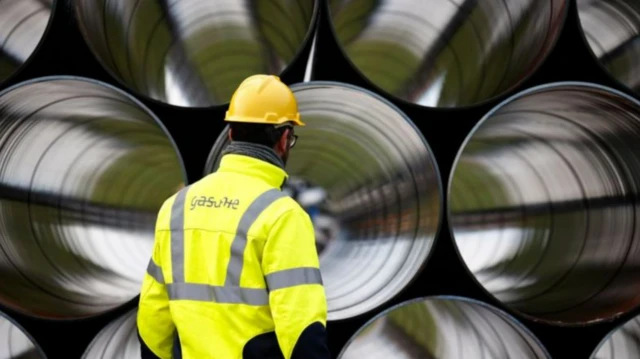 Германиянын Түндүк деңизинин жээгинде суюлтулган газды кабыл алуу үчүн негизделген жаңы терминалдан Гамбургга карай кетчү газ кууруна жумшалчу түтүктөр. Европа орус газ куурун тез аранын ичинде суюлтулган газга алмаштырып салууга киришти