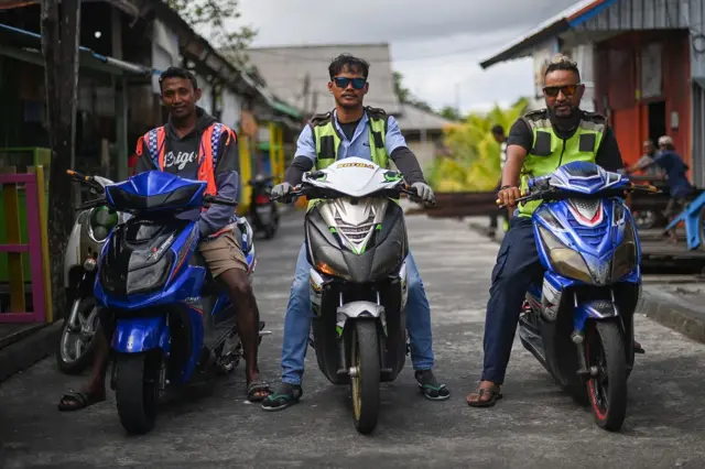 Puluhan orang di Agats menjadikan sepeda motor listrik sebagai alat untuk mengantar penumpang.