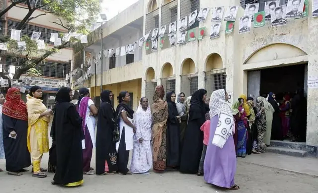 ২০০৮ সালের ২৯শে ডিসেম্বর ঢাকার একটি ভোটকেন্দ্রে ভোট দেওয়ার জন্য লাইনে দাঁড়িয়ে আছেন ভোটাররা