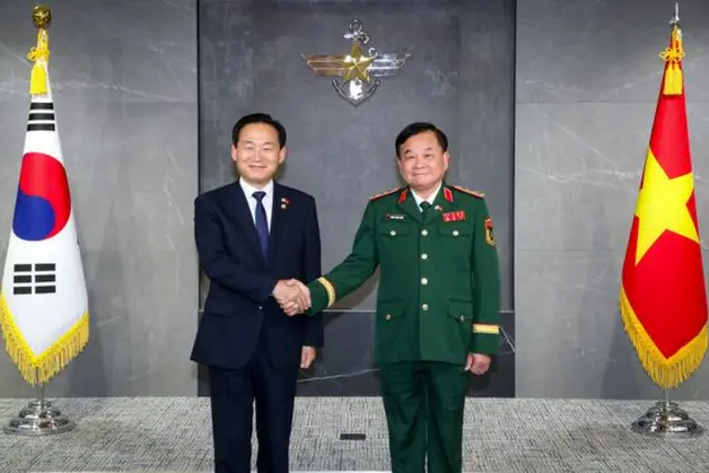 Thứ trưởng Bộ Quốc phòng Việt Nam Hoàng Xuân Chiến (phải) và Thứ trưởng Bộ Quốc phòng Hàn Quốc tại Đối thoại Quốc phòng Seoul 2025 ngày 11/9